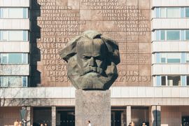 Karl-Marx-e-Max-Weber--Importancia-Sociologica