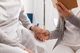 pacientes-do-sexo-feminino-conversando-no-hospital
