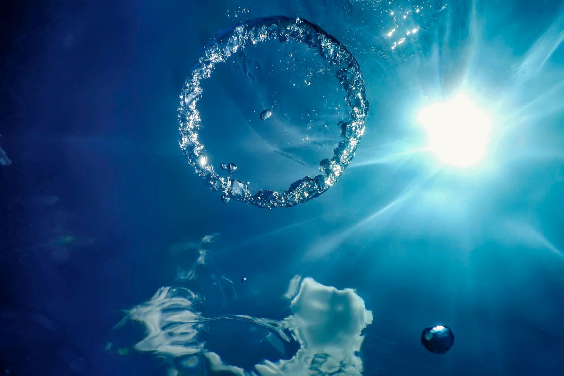 bubble-ring-underwater-ascends-towards-sun