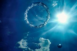 bubble-ring-underwater-ascends-towards-sun
