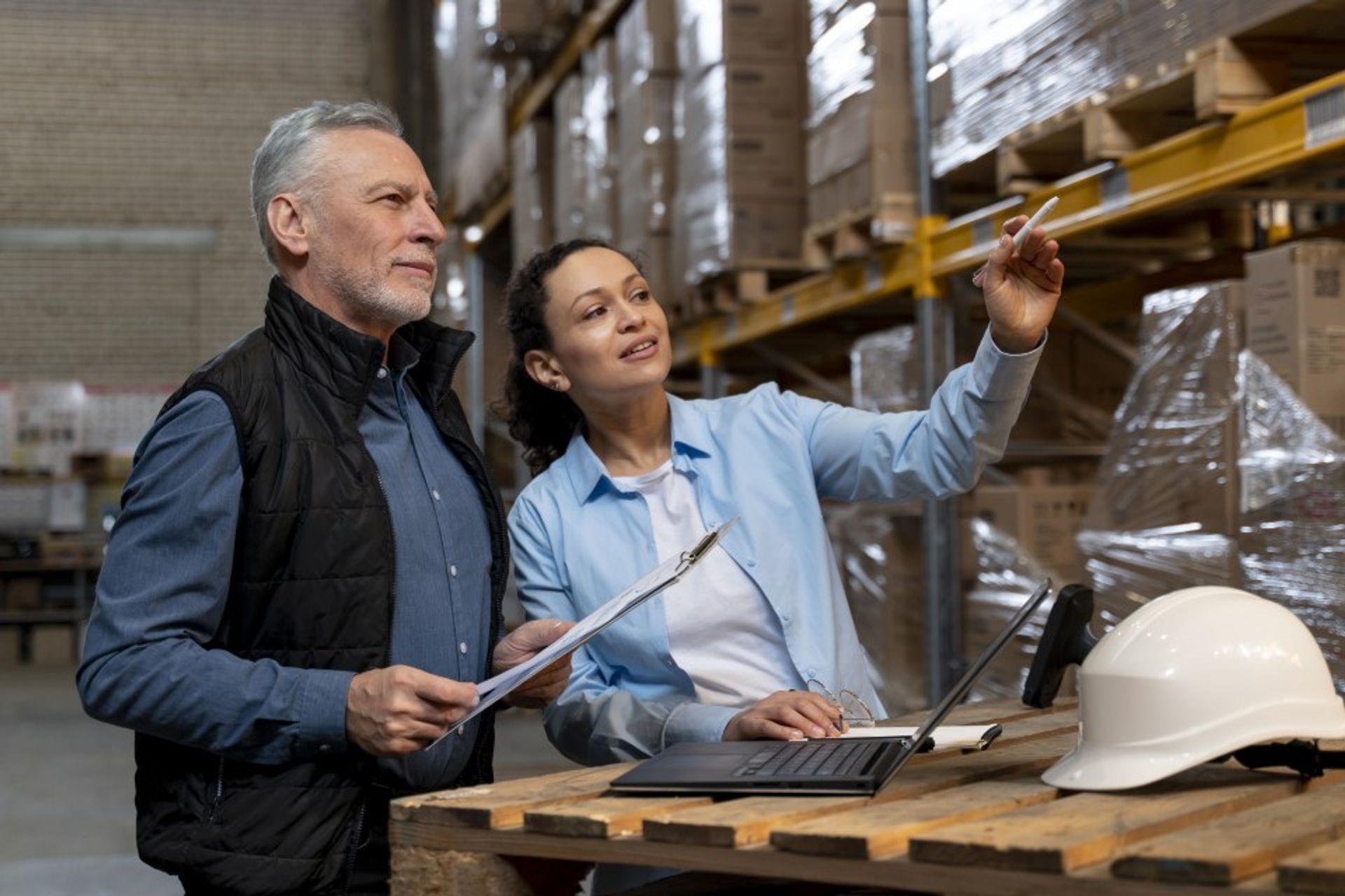 employees-working-warehouse