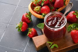 strawberry-jam-strawberry-jam-in-glass-jar-with-f-2024-06-03-21-50-37-utc--1-