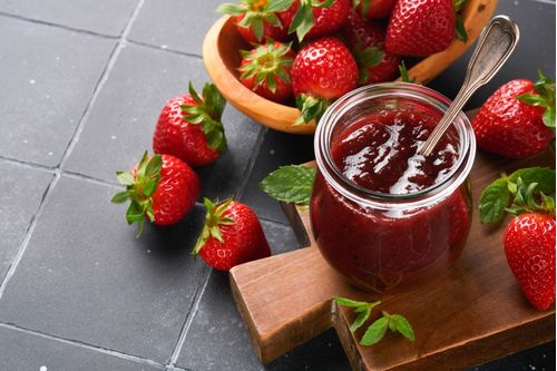 strawberry-jam-strawberry-jam-in-glass-jar-with-f-2024-06-03-21-50-37-utc--1-