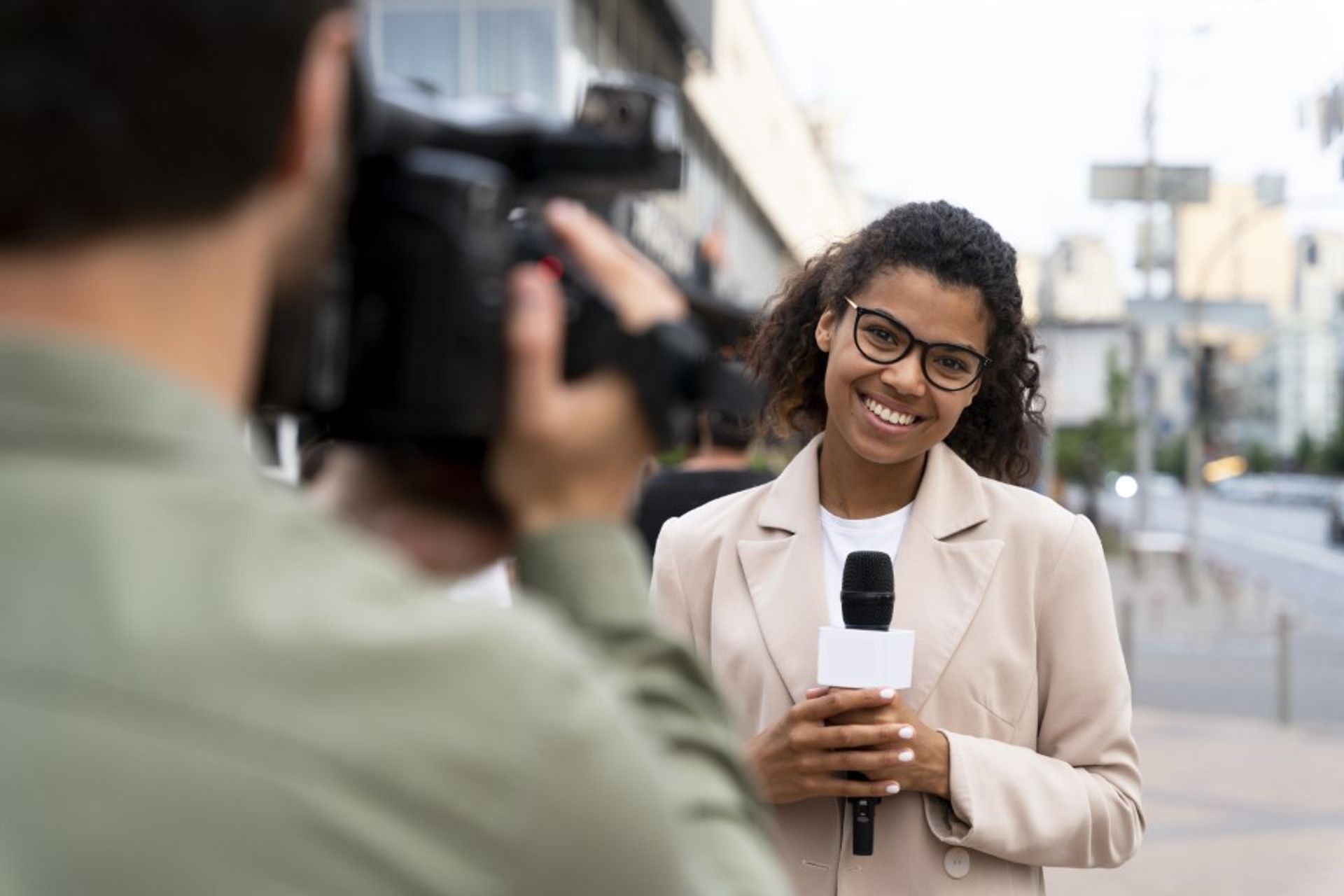 front-view-female-journalist-taking-interview