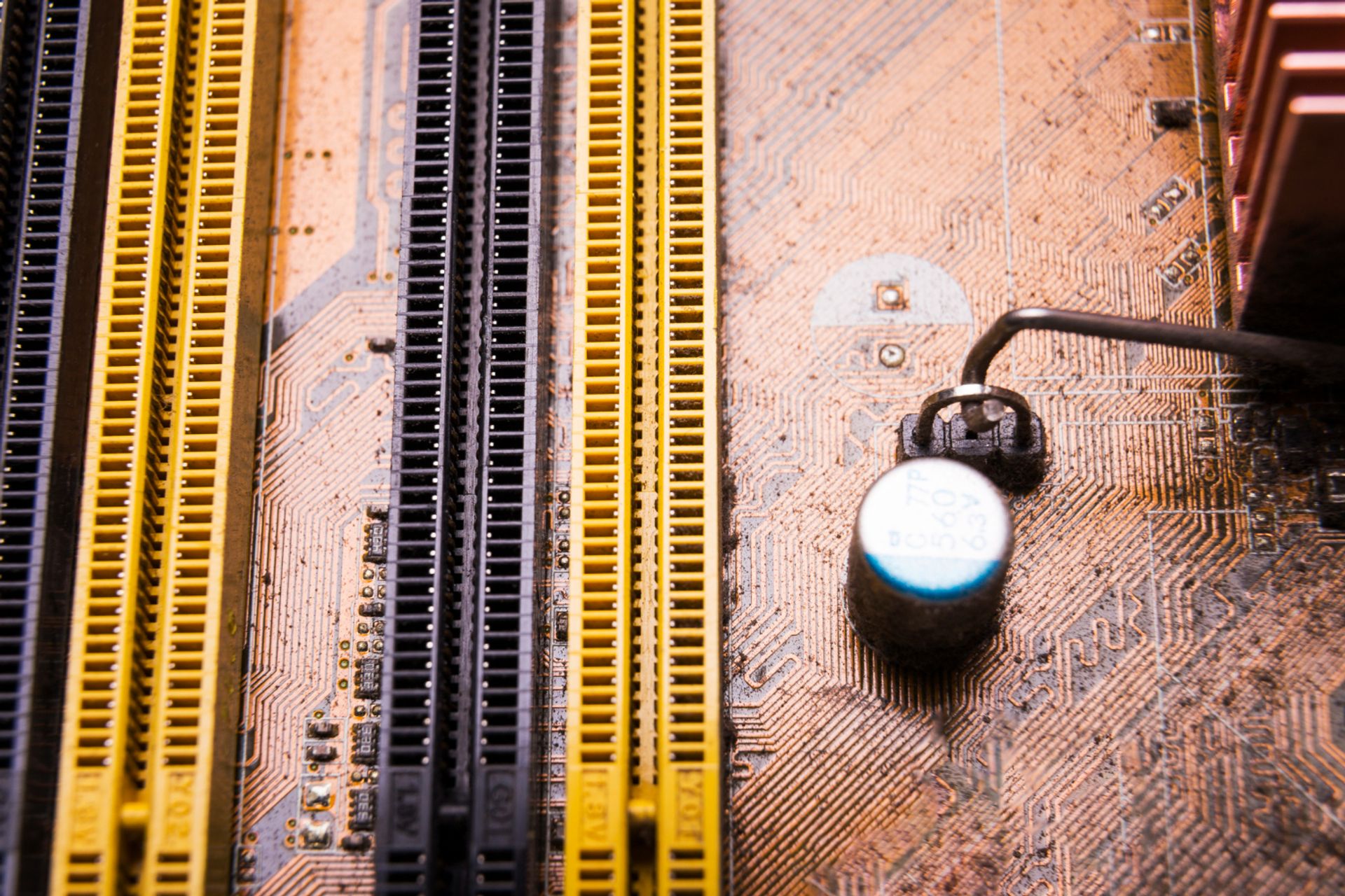 Gerador Síncrono: Tensão e Parâmetros de Circuito