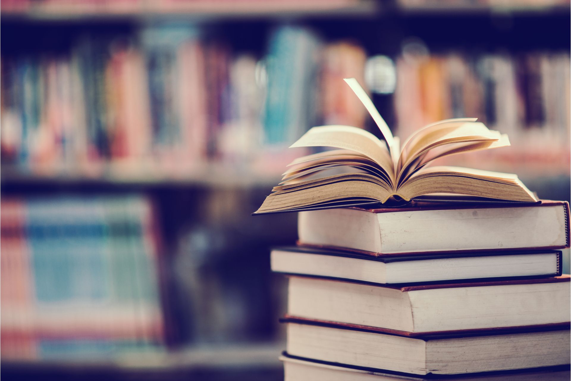 reserve-na-biblioteca-com-livro-aberto--1-